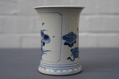 Een Chinese blauwwitte penselenbeker met decor van antiquiteiten, Kangxi